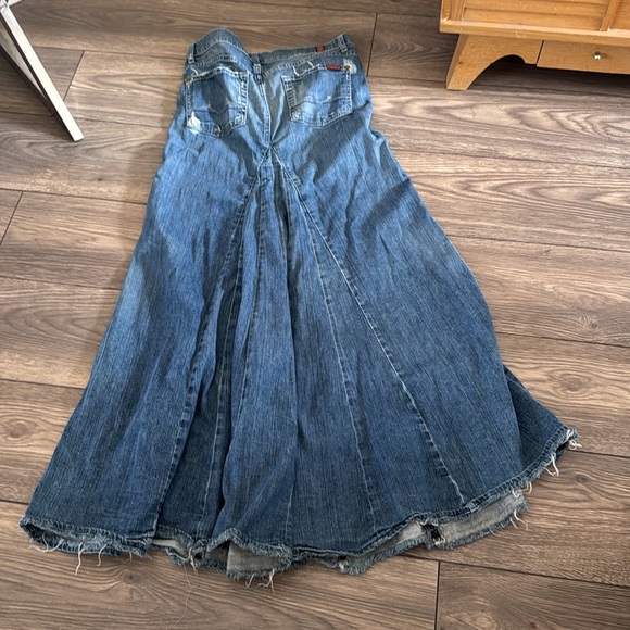 Perfectly distressed 7 for all mankind denim skirt with a train - Picture 6 of 16